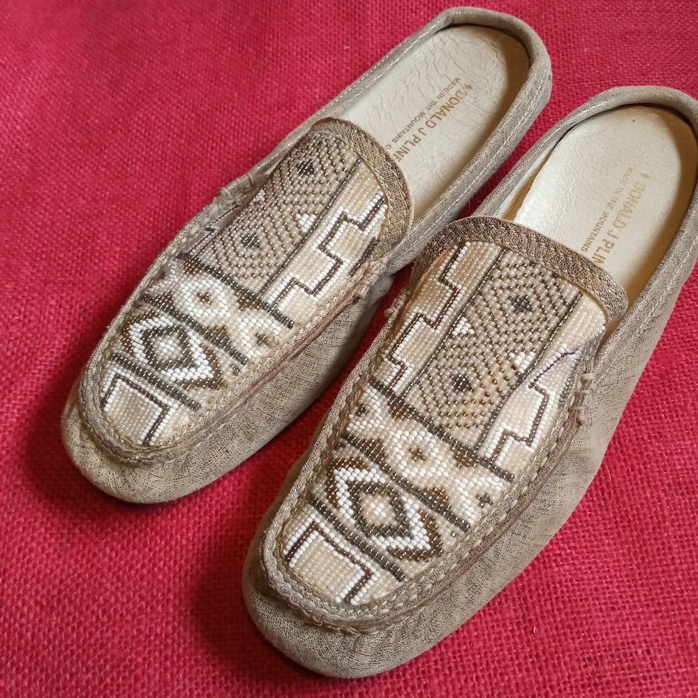 Donald J Pliner Women's 9 M Tan Metallic Mocs Beaded Aztek Indian EUC